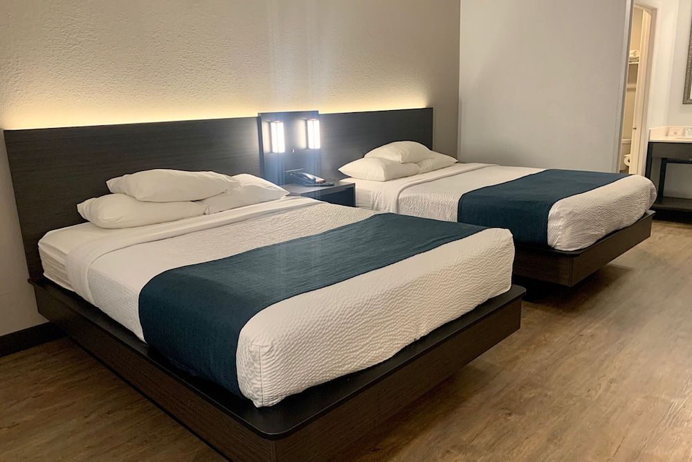 Motel 6 Hillsville, VA Deluxe Room, 1 Queen Bed, Non Smoking, Refrigerator & Microwave 8