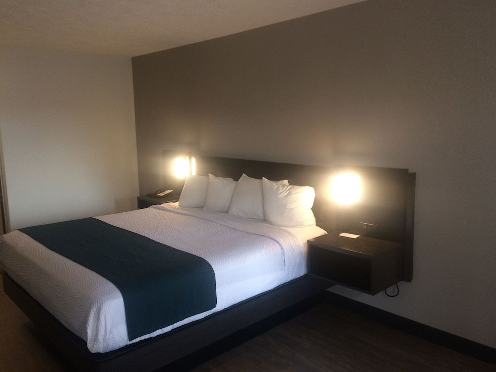 Motel 6 Hillsville, VA Deluxe Room, 1 King Bed, Non Smoking, Refrigerator & Microwave 2