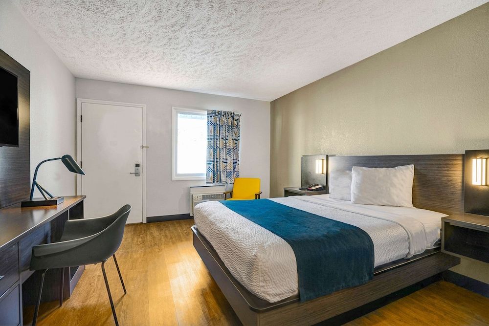 Motel 6 Hillsville, VA Deluxe Room, 1 Queen Bed, Non Smoking, Refrigerator & Microwave 10