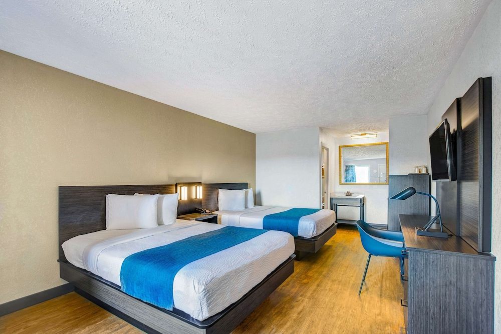 Motel 6 Hillsville, VA Deluxe Room, 2 Queen Beds, Non Smoking, Refrigerator & Microwave 7