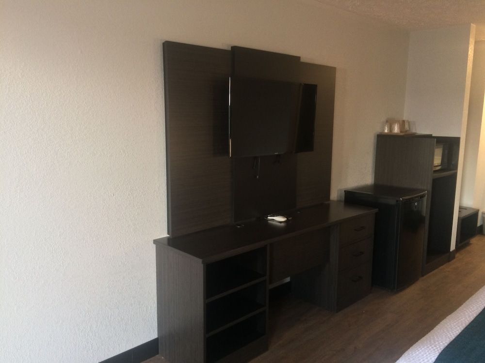 Motel 6 Hillsville, VA Deluxe Room, 1 King Bed, Non Smoking, Refrigerator & Microwave 3