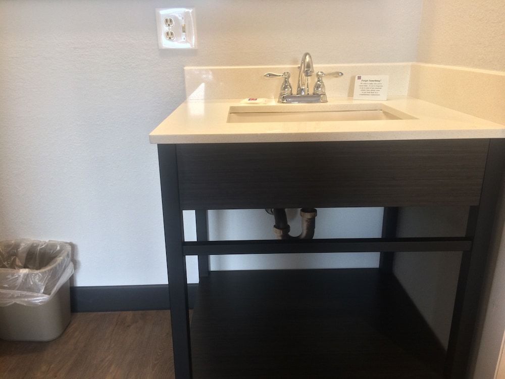 Motel 6 Hillsville, VA Deluxe Room, 1 Queen Bed, Non Smoking, Refrigerator & Microwave 6