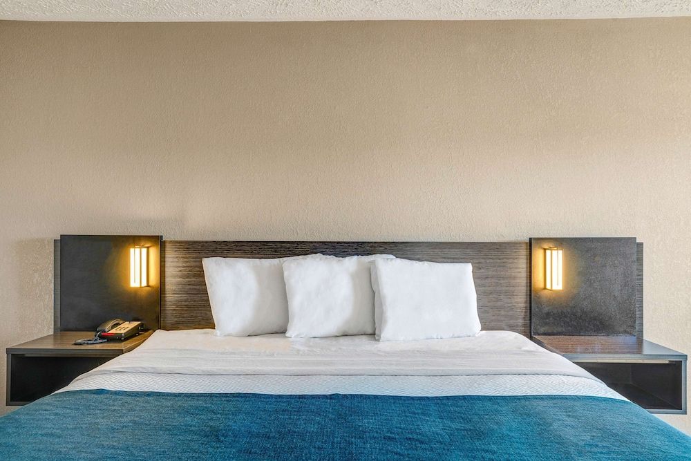 Motel 6 Hillsville, VA Deluxe Room, 1 King Bed, Non Smoking, Refrigerator & Microwave 4