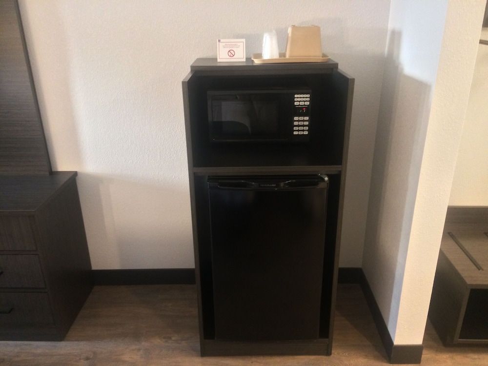 Motel 6 Hillsville, VA Deluxe Room, 1 Queen Bed, Non Smoking, Refrigerator & Microwave 7