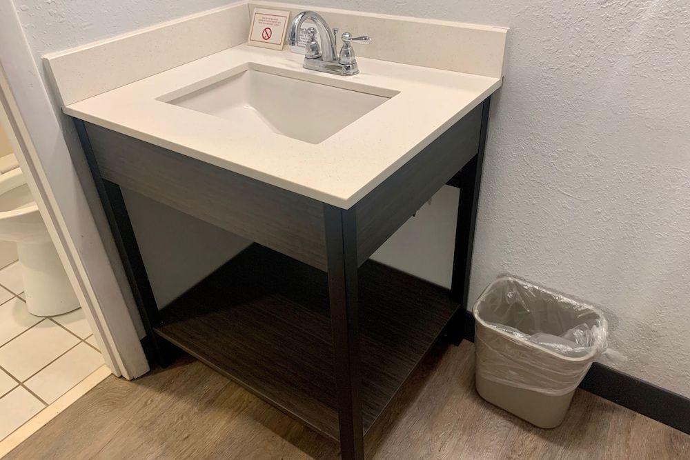 Motel 6 Hillsville, VA Deluxe Room, 1 Queen Bed, Non Smoking, Refrigerator & Microwave 2