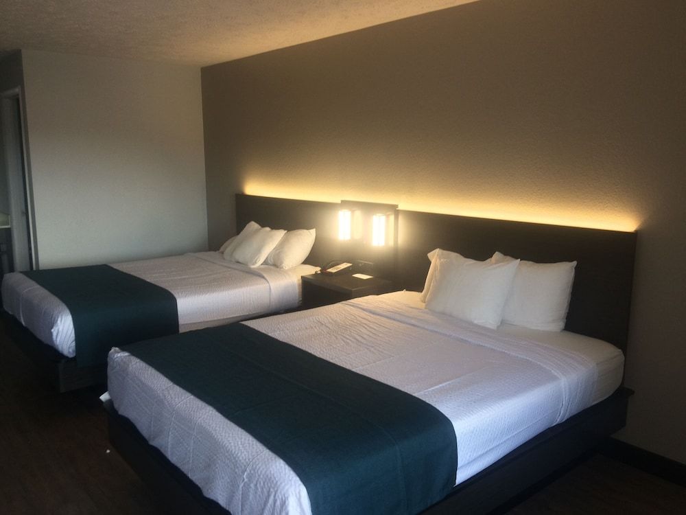 Motel 6 Hillsville, VA Deluxe Room, 2 Queen Beds, Non Smoking, Refrigerator & Microwave 4