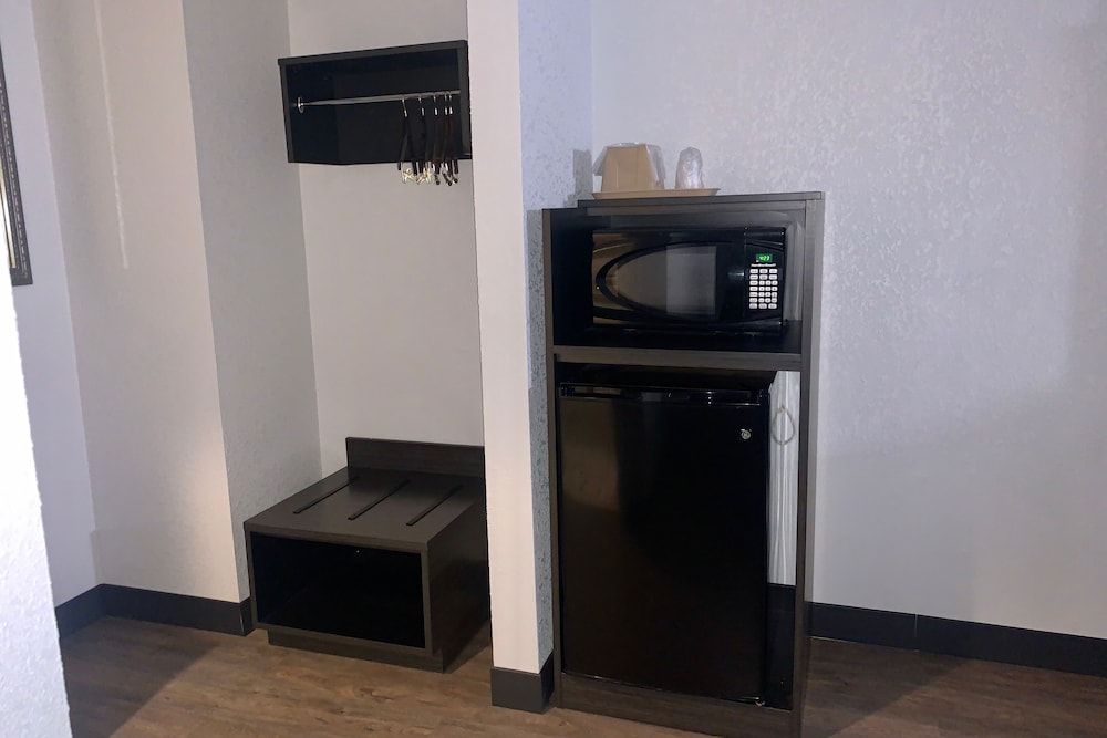 Motel 6 Hillsville, VA Deluxe Room, 1 Queen Bed, Non Smoking, Refrigerator & Microwave 4