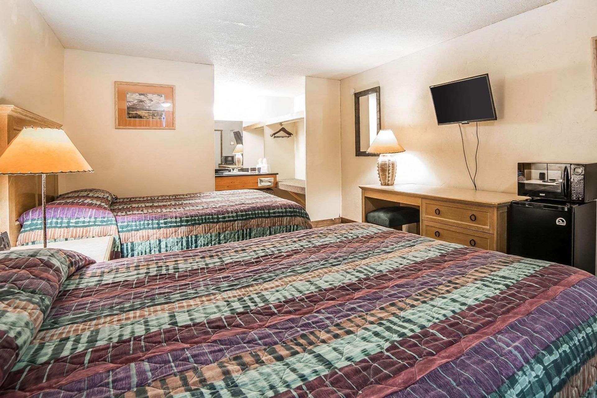 Pet-Friendly 2 Queen Beds - No Smoking