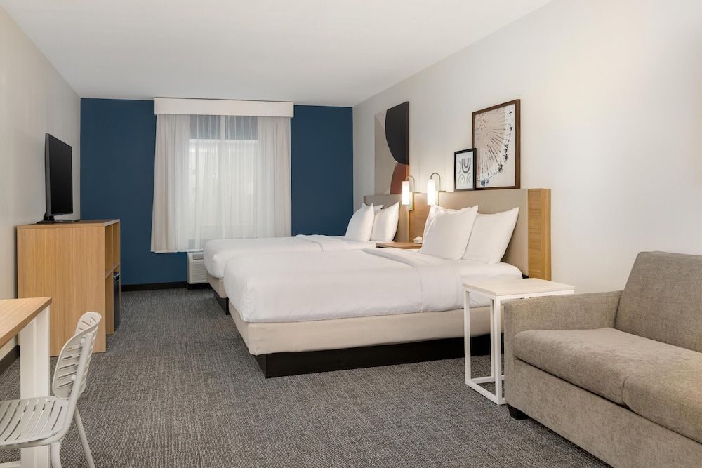 Spark by Hilton Rahway Room, 2 Queen Beds, Accessible, Bathtub (Mobility) 2