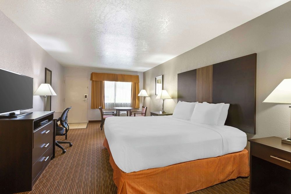 Standard Room, 1 King Bed, Accessible, Non Smoking (Walk-in Shower)