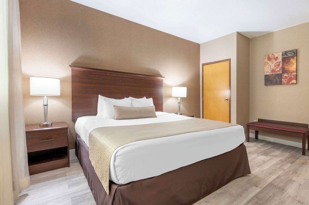 Suite, 1 King Bed, Non Smoking, Balcony (Separate Living Room)
