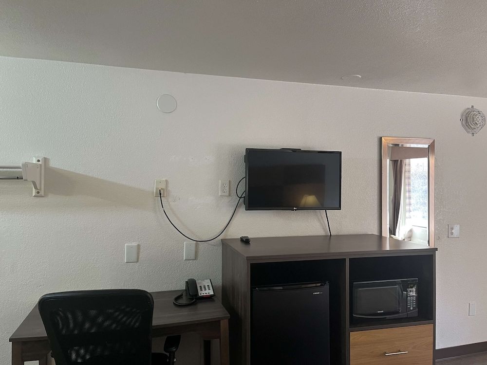 Motel 6 Cross Lanes, WV - Goff Mountain Rd Deluxe Room, 1 King Bed, Non Smoking, Refrigerator & Microwave 5