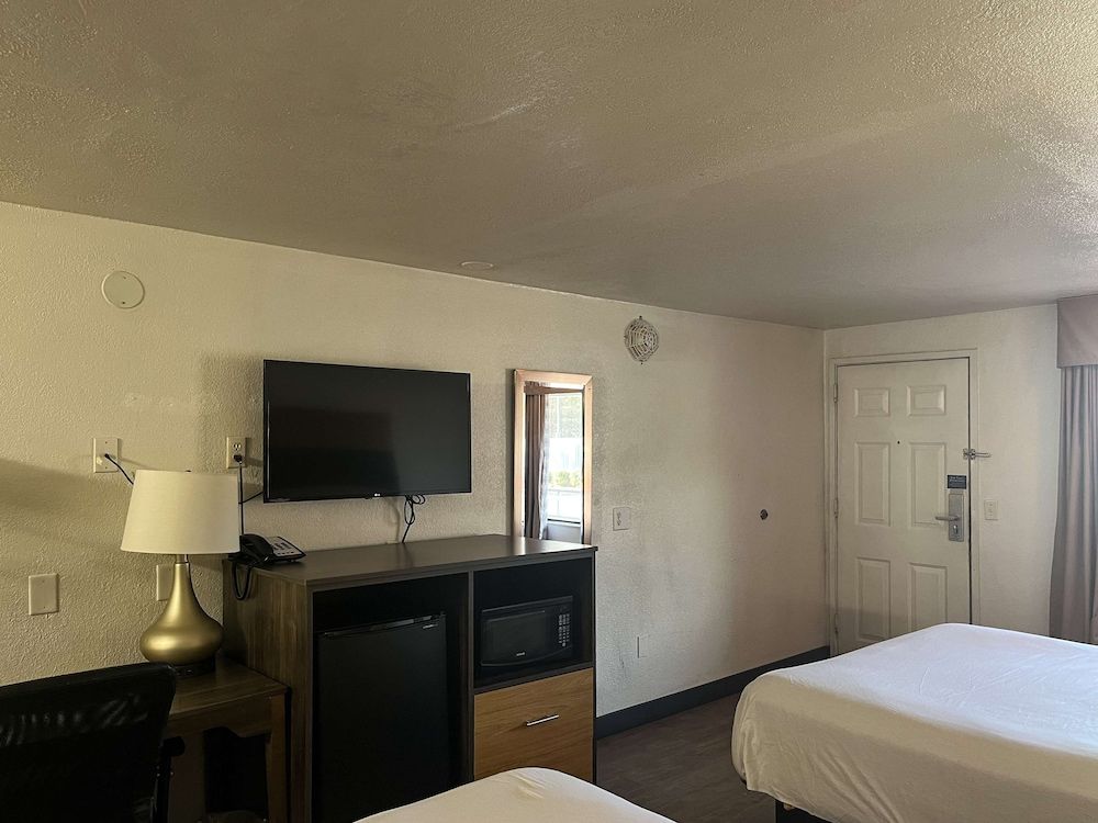 Motel 6 Cross Lanes, WV - Goff Mountain Rd Deluxe Room, 2 Queen Beds, Accessible, Smoking 2