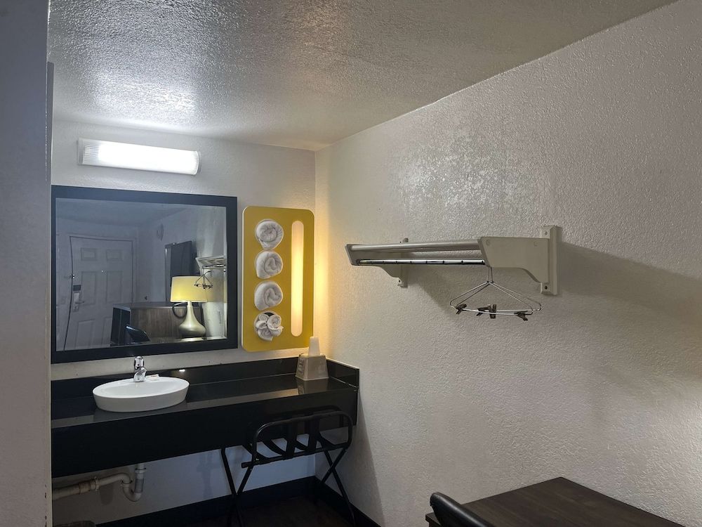 Motel 6 Cross Lanes, WV - Goff Mountain Rd Deluxe Room, 1 King Bed, Non Smoking, Refrigerator & Microwave 6