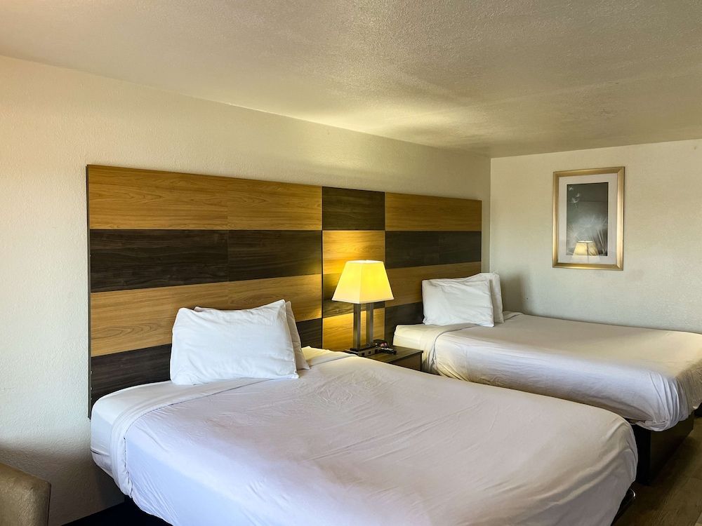 Motel 6 Cross Lanes, WV - Goff Mountain Rd Deluxe Room, 2 Queen Beds, Accessible, Smoking 4