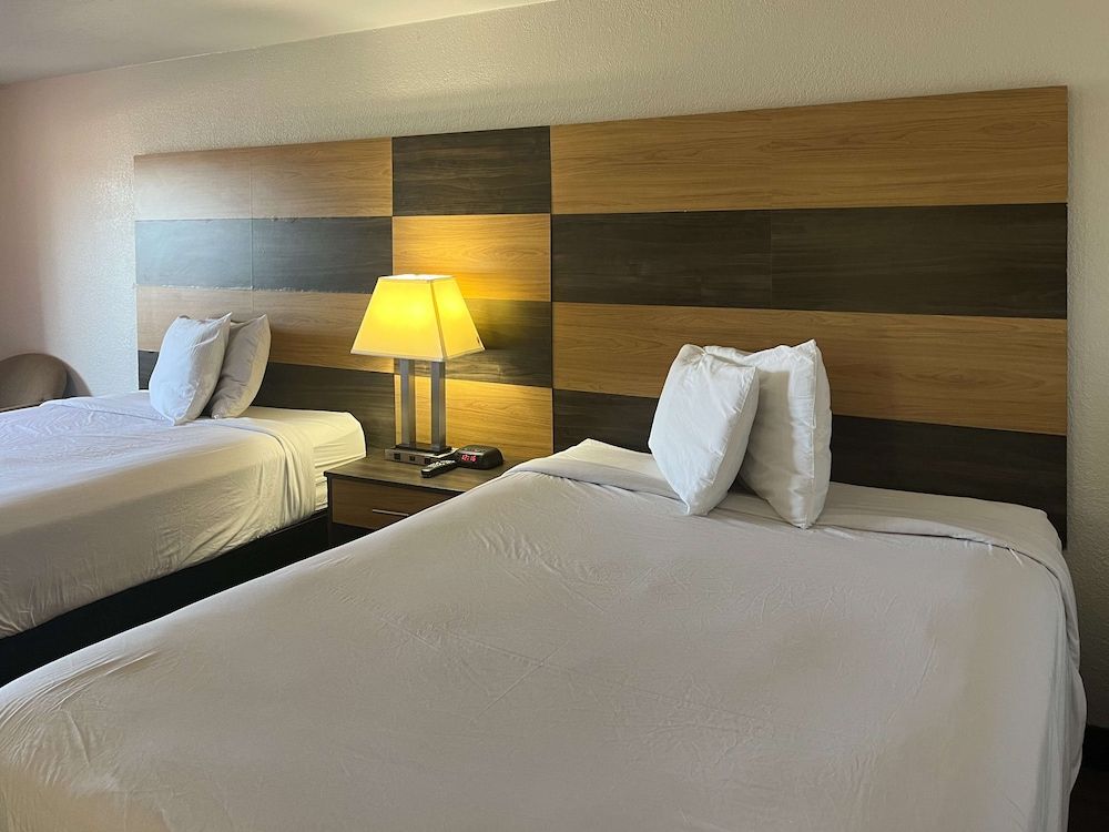 Motel 6 Cross Lanes, WV - Goff Mountain Rd Deluxe Room, 2 Queen Beds, Accessible, Smoking 3