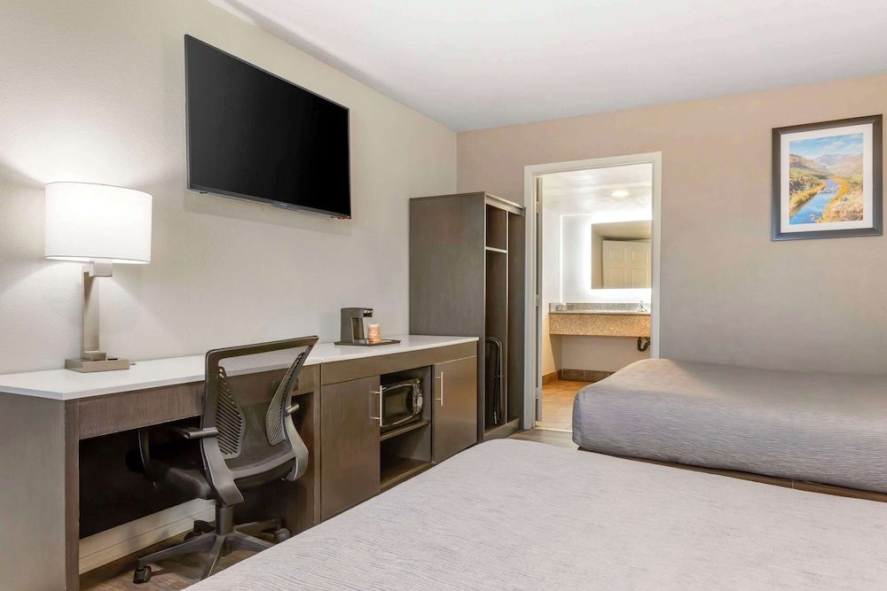 Quality Inn Show Low Standard Queen, 2 Queen Beds, Roll-In Shower, Accessible, Non Smoking, 1st floor 4