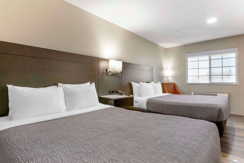 Quality Inn Show Low Standard Queen, 2 Queen Beds, Roll-In Shower, Accessible, Non Smoking, 1st floor 2