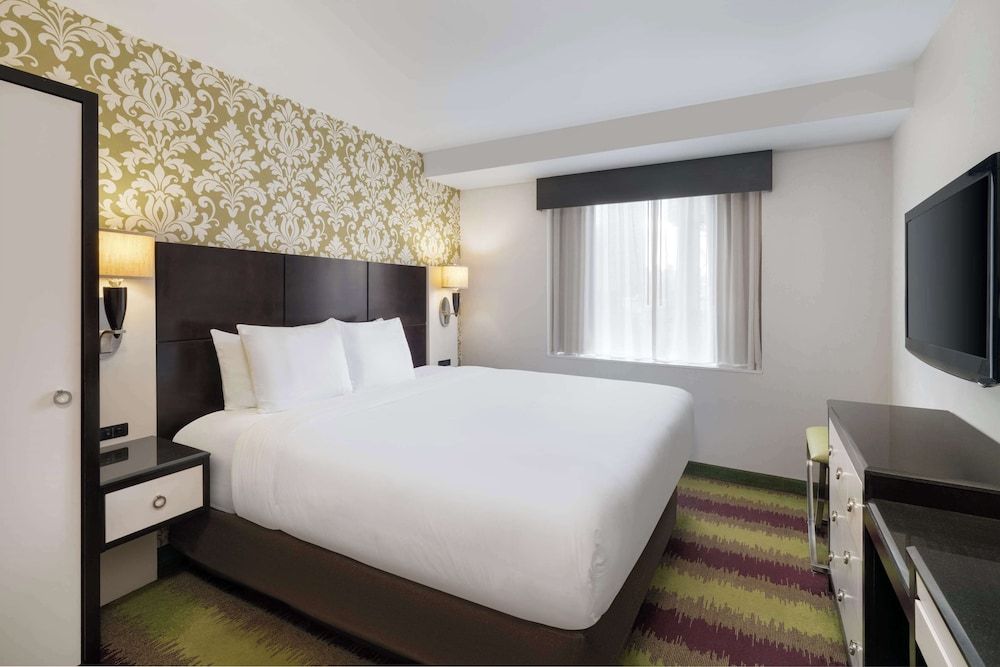 Best Western Premier Herald Square Standard Room, 1 King Bed, Non Smoking 3