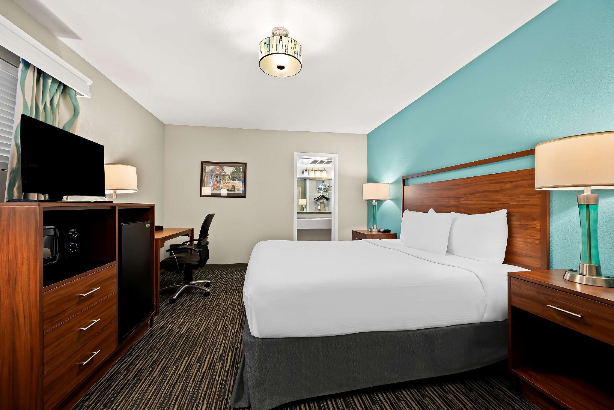 1 King Bed, Nonsmoking, Recliner