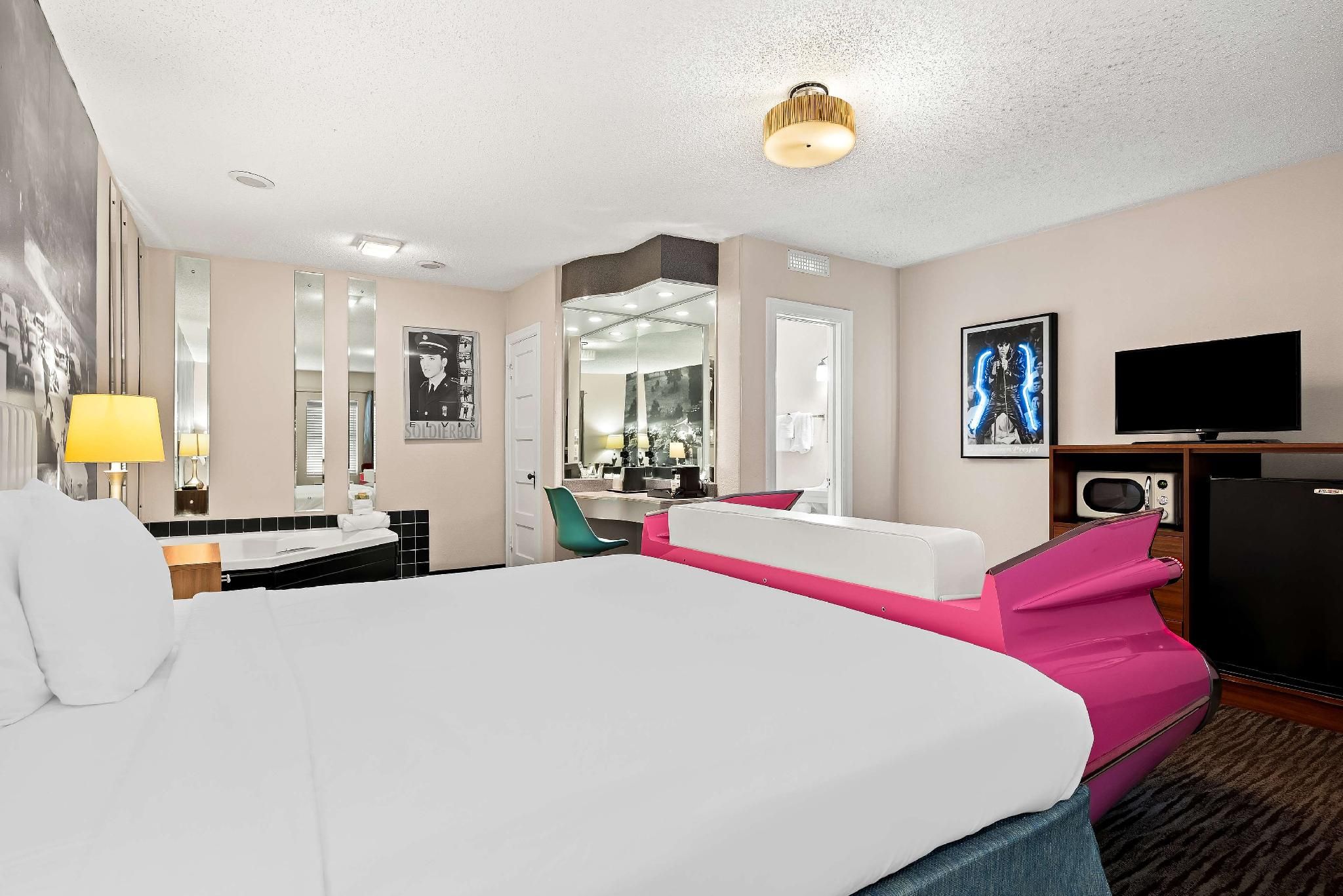 Suite - 1 King Bed, Nonsmoking, Themed Elvis, Jacuzzi