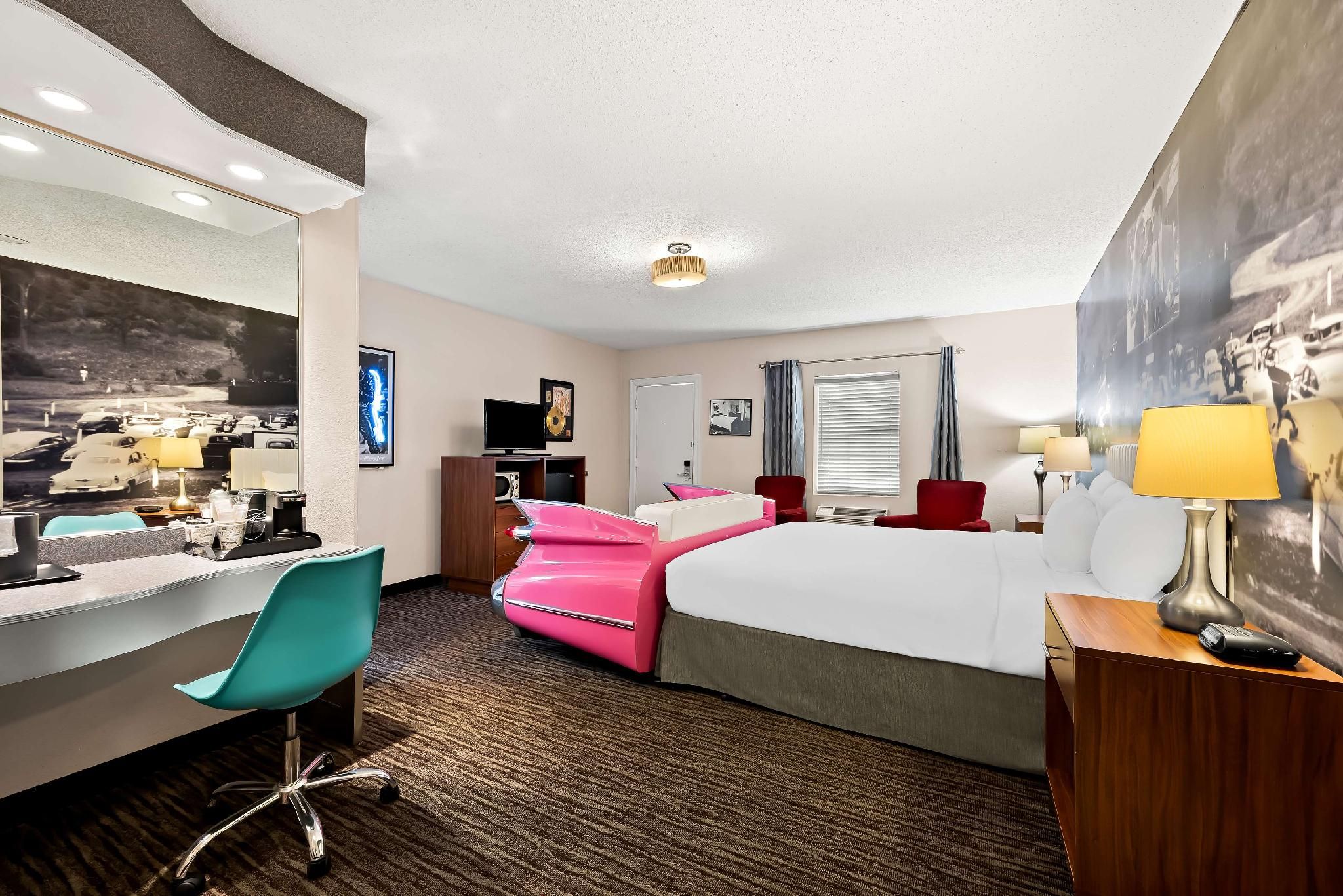 Suite - 1 King Bed, Nonsmoking, Themed Elvis, Jacuzzi