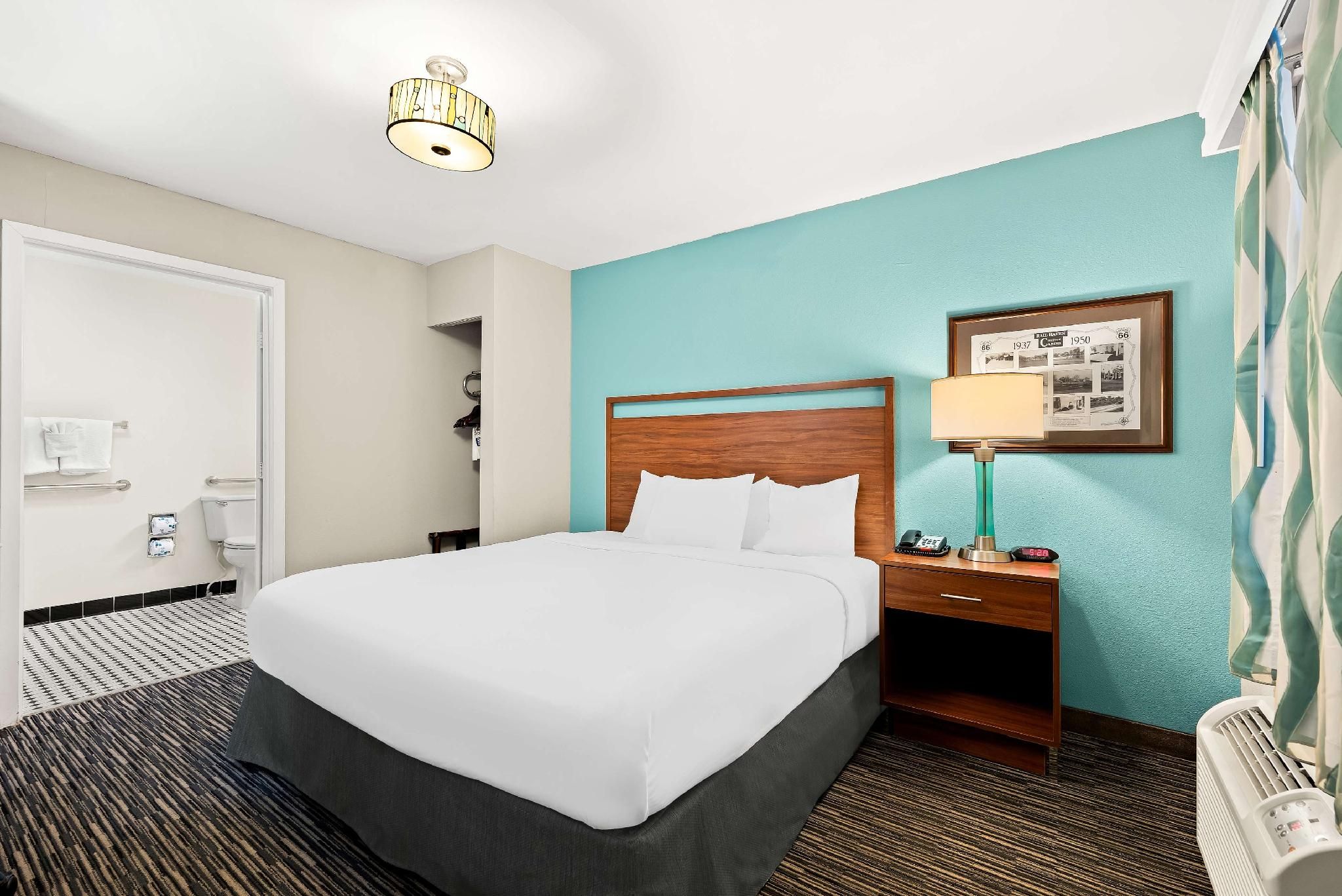 1 King Bed, Nonsmoking, Jacuzzi