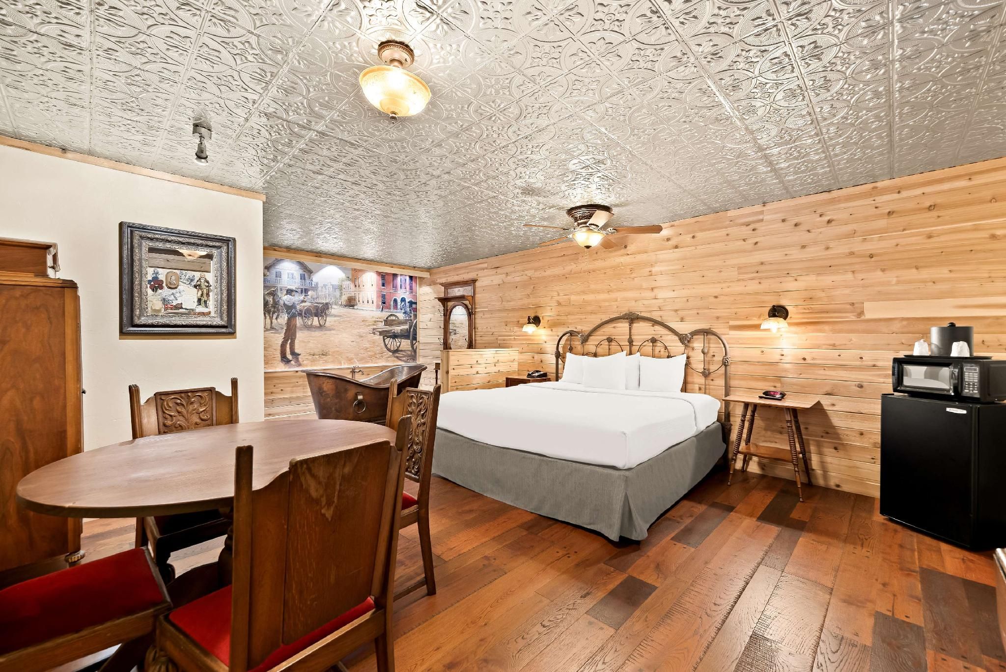 1 King Bed, Nonsmoking,