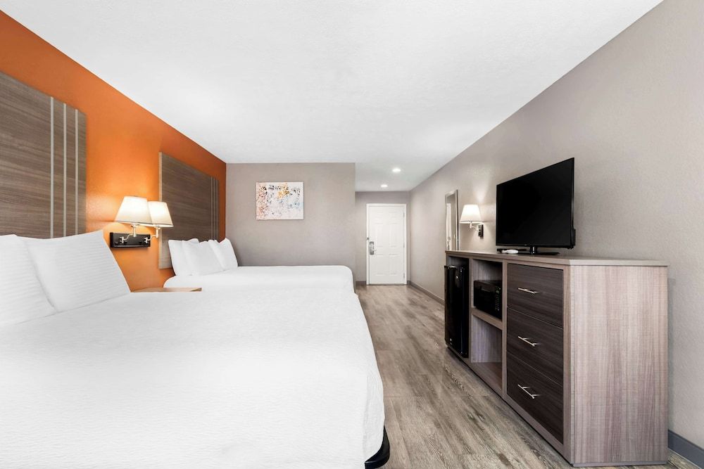 Best Western Gateway Inn Standard Room, 2 Queen Beds, Non Smoking, Refrigerator & Microwave (1st Floor)