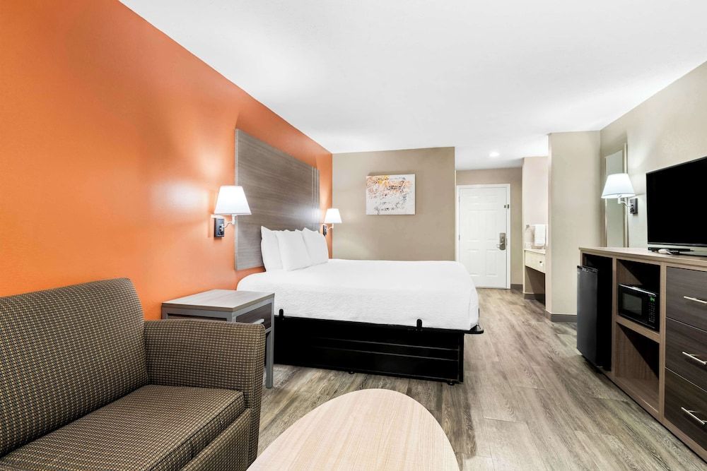 Best Western Gateway Inn Standard Room, 1 King Bed, Non Smoking, Refrigerator & Microwave (1st Floor) 3