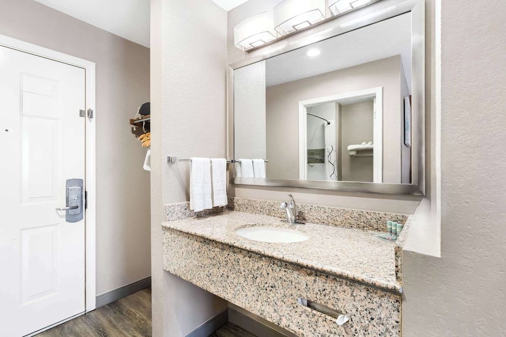 Best Western Gateway Inn Standard Room, 2 Queen Beds, Non Smoking, Refrigerator & Microwave (1st Floor) 4