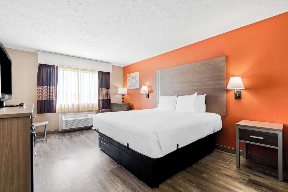 Best Western Gateway Inn Standard Room, 1 King Bed, Accessible, Refrigerator & Microwave (1st Floor) 3