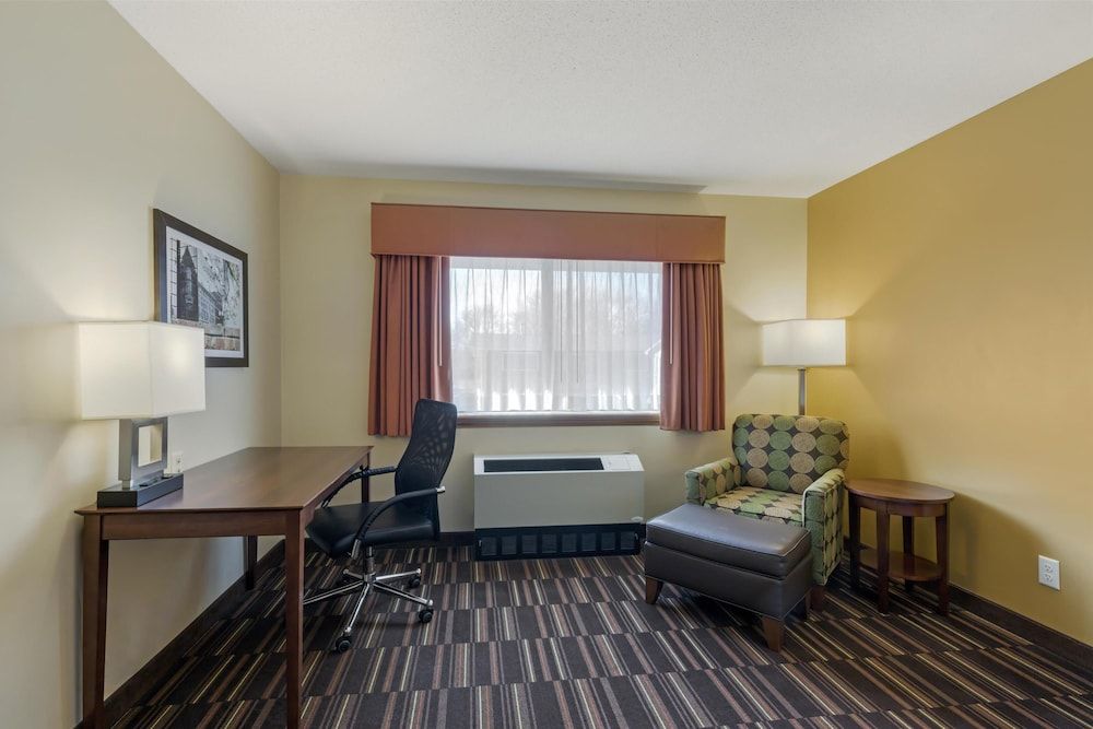Best Western Falcon Plaza - Bowling Green Standard Room, 1 King Bed, Accessible, Bathtub 5