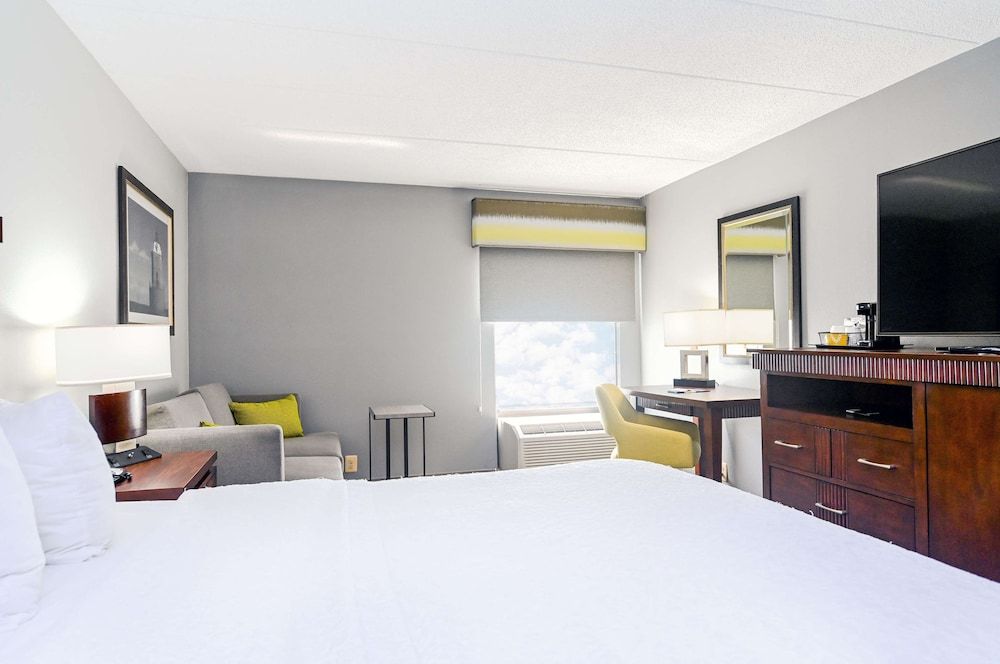 Room, 1 King Bed (Office Area)