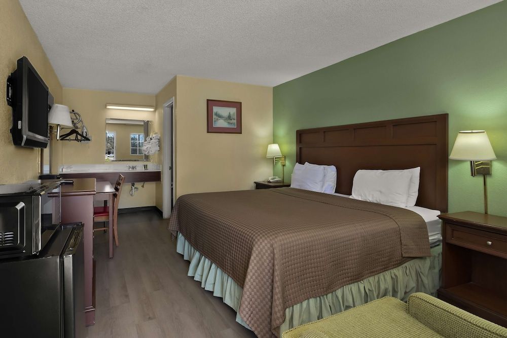 Americas Best Value Inn Edenton Room, 1 King Bed, Non Smoking