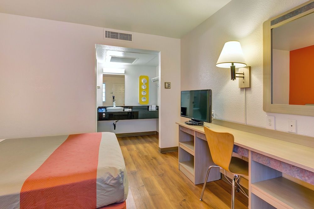Room, 1 Queen Bed, Mobility Accessible, Non Smoking (Mobility, Roll-in Shower)