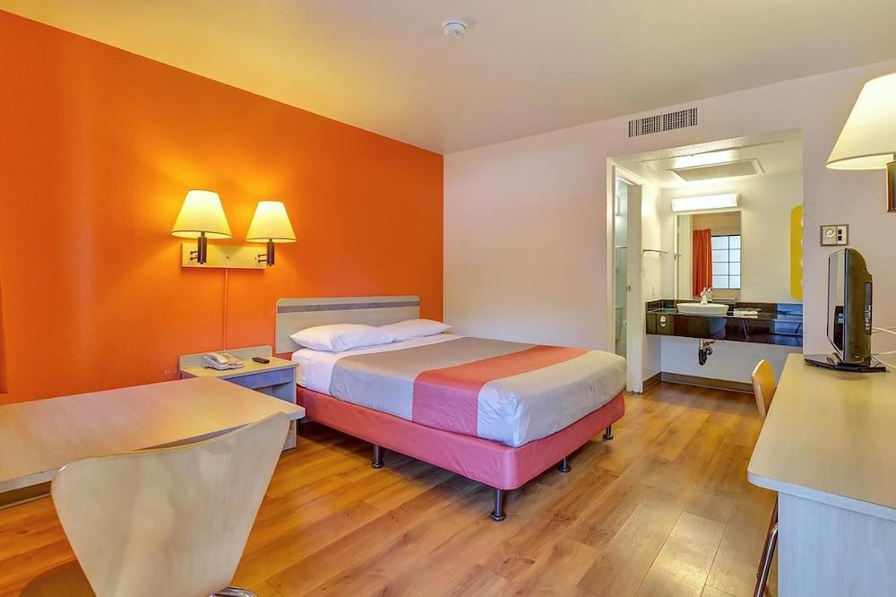 Room, 1 Queen Bed, Mobility Accessible, Non Smoking (Mobility, Roll-in Shower)