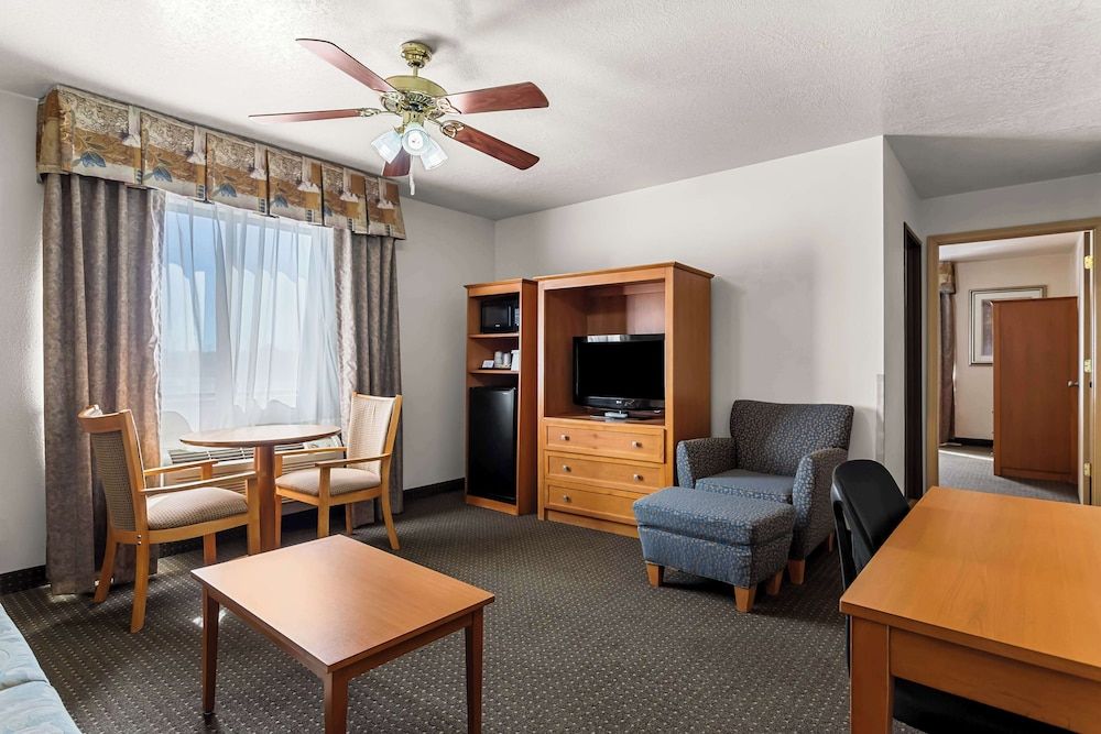 Best Western Socorro Hotel & Suites Family Suite, 1 King Bed, Non Smoking, Microwave (No Pets in room type) 8