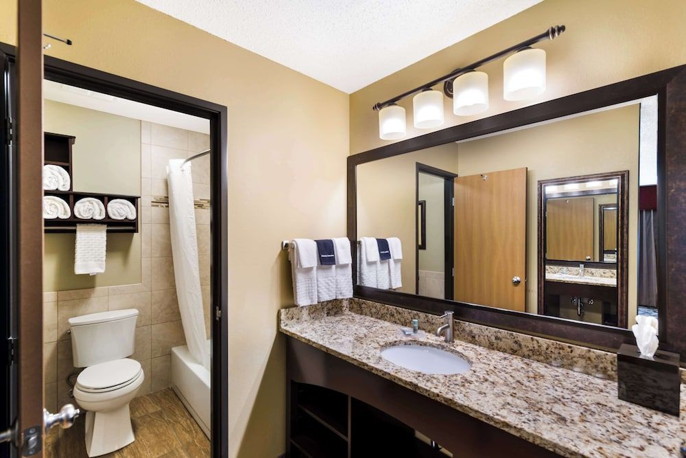 Best Western Derby Inn Suite, 1 King Bed, Non Smoking, Refrigerator & Microwave (with Sofabed) 5