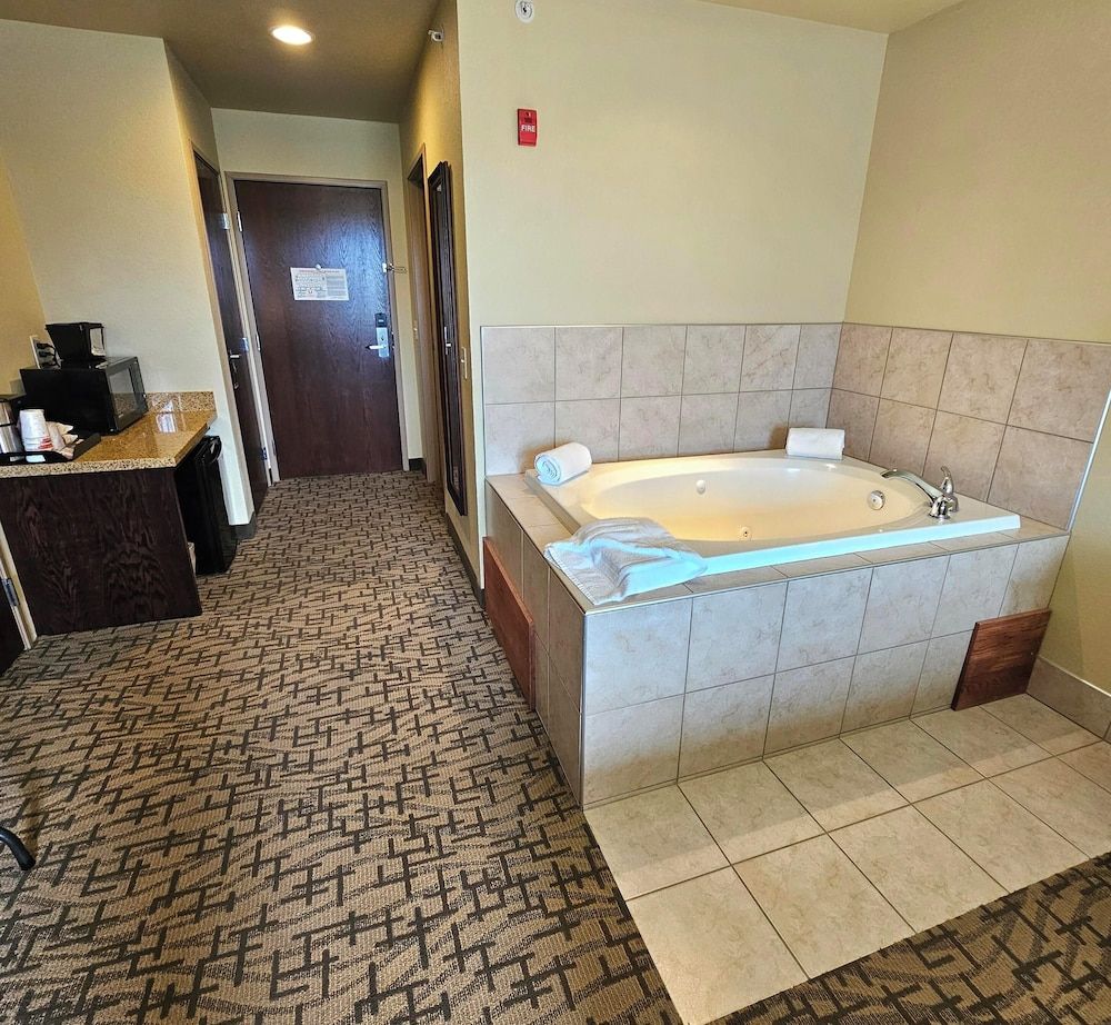 Cobblestone Inn & Suites - Clintonville Suite, 1 King Bed, Non Smoking 6