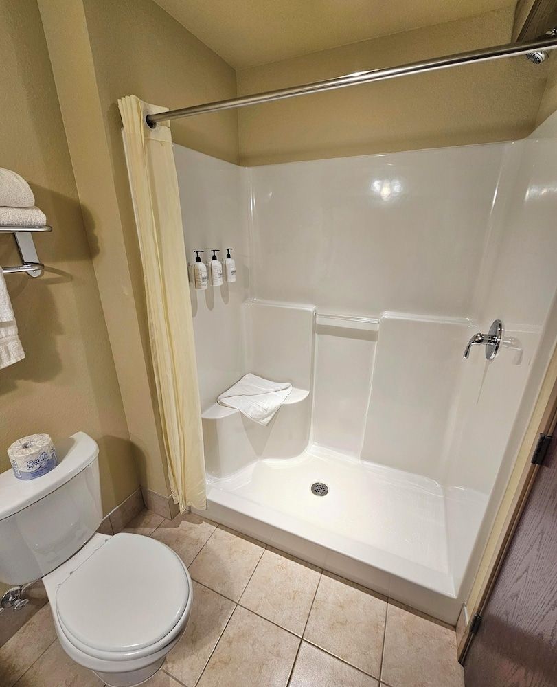 Cobblestone Inn & Suites - Clintonville Suite, 1 King Bed, Non Smoking 5