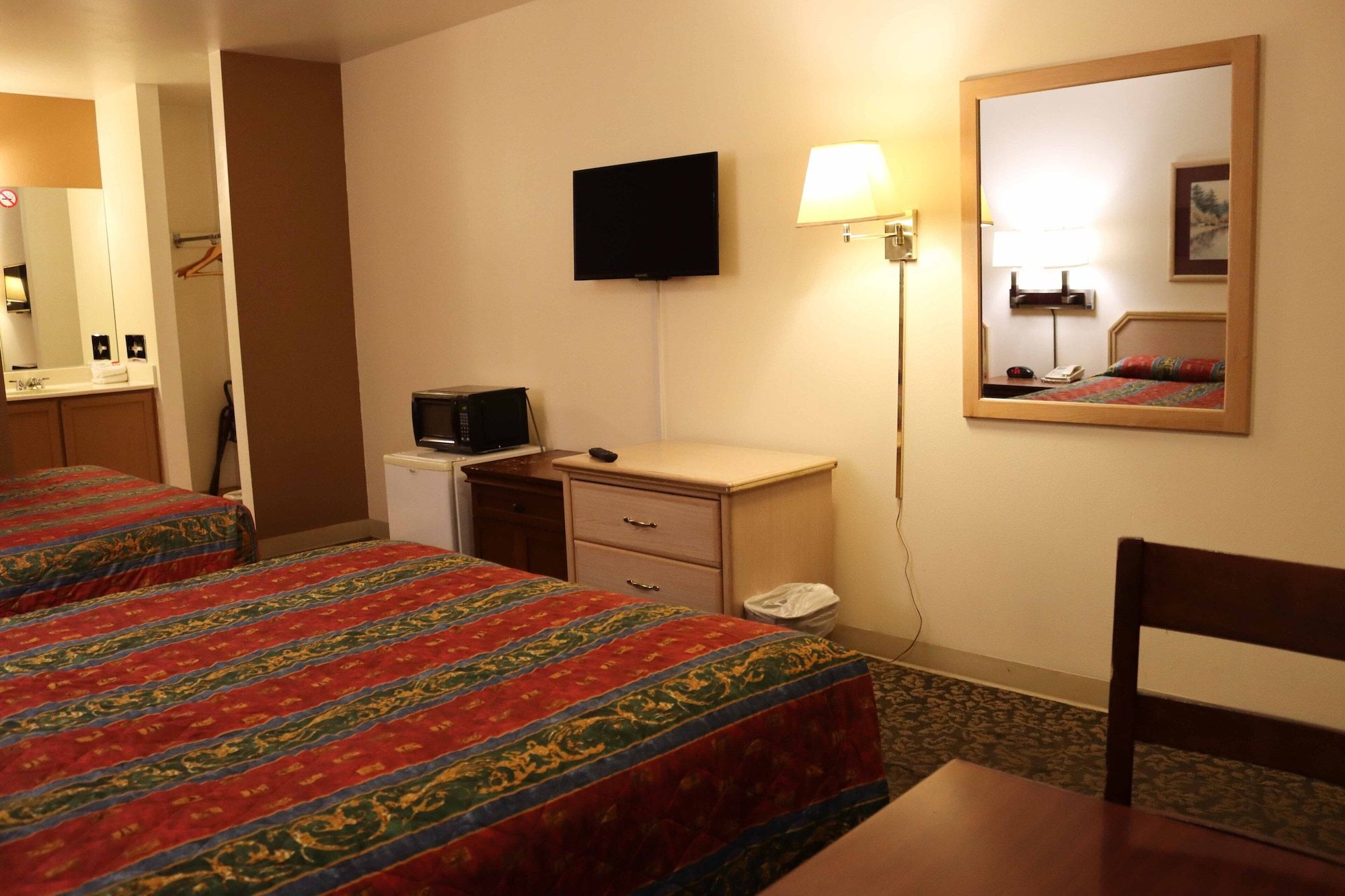 Tiki Lodge STANDARD, 2 QUEEN BEDS 3