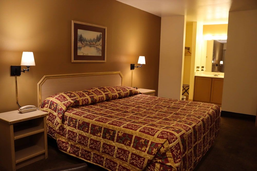 Tiki Lodge Room, 1 King Bed, Non Smoking 2