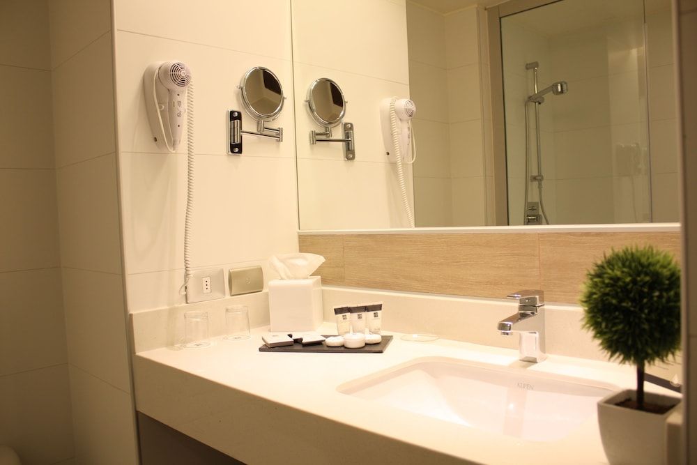 Radisson Blu Plaza El Bosque Santiago Room, 1 King Bed, Accessible, Non Smoking 6