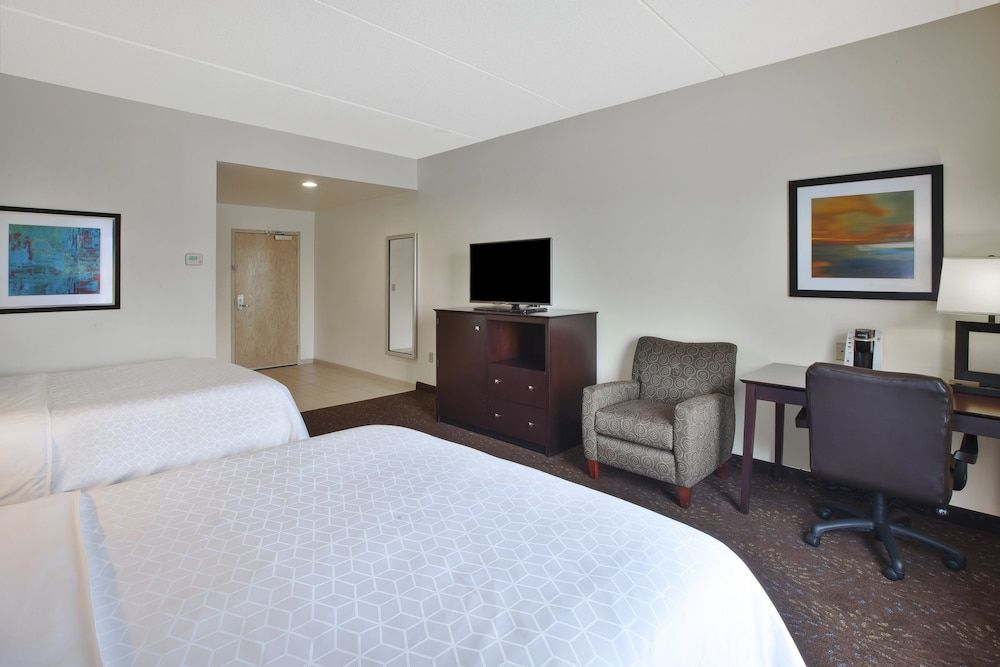 Holiday Inn Express & Suites Geneva Finger Lakes by IHG Standard Room, 2 Queen Beds, Accessible (Communications) 3