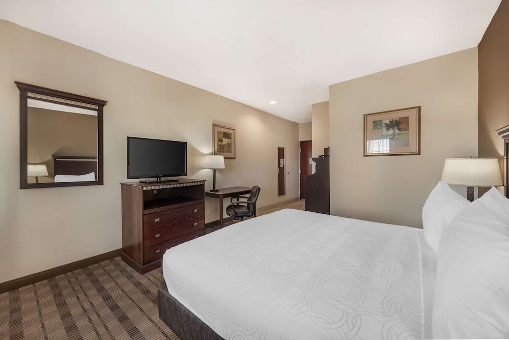 Standard Room, 1 King Bed, Non Smoking, Microwave