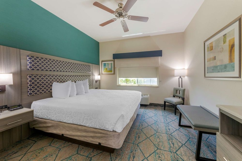 Best Western Plus Wasco Inn & Suites Standard Room, 1 King Bed, Non Smoking, Refrigerator & Microwave 3