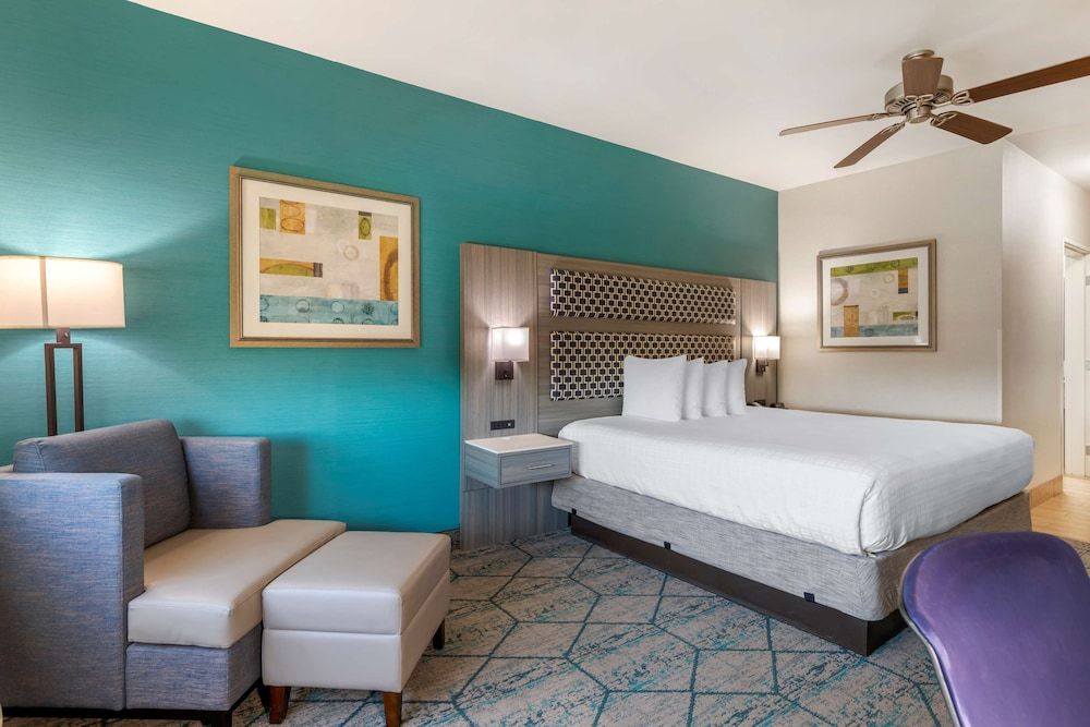 Best Western Plus Wasco Inn & Suites Standard Room, 1 King Bed, Non Smoking, Refrigerator & Microwave 4