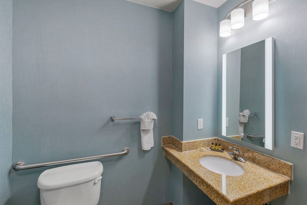 Best Western Plus Wasco Inn & Suites Suite, 1 King Bed, Accessible, Bathtub 5