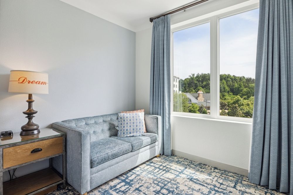 Dollywood's DreamMore Resort DMR Premiere King 7